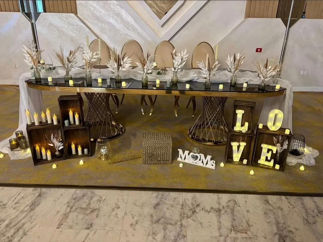 Prezidiu elegant cu blat oglindă, aranjamente cu pampas grass, lumânări în lădițe de lemn și litere luminoase LOVE